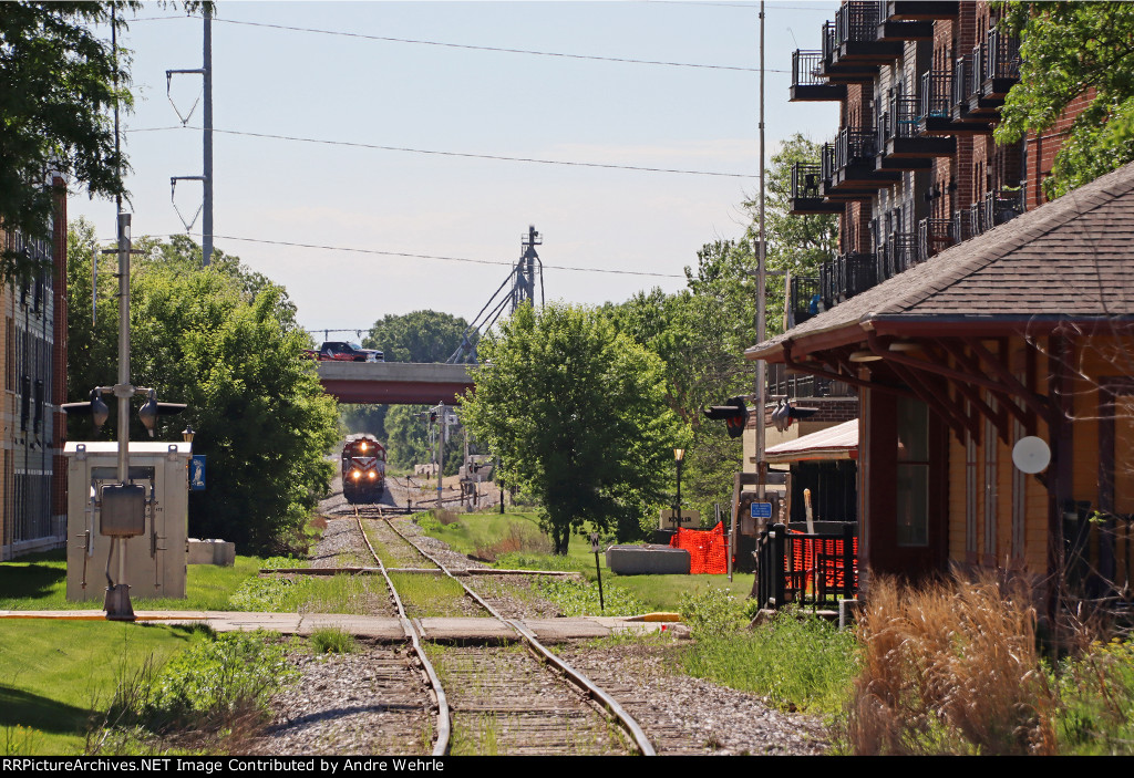 P3 echoing in the distance, WAMX 3928 drifts downgrade toward town